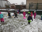 Hrajeme si se sněhem a pomáháme